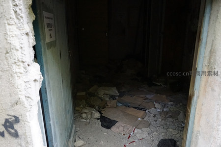 从破损门洞窥见废墟内部景象