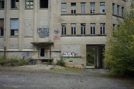 涂鸦覆盖的废弃建筑正面全景