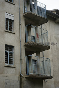 老旧公寓楼外侧的弧形阳台特写