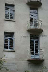 老旧建筑的阳台与窗户细节特写