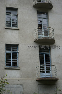 复古公寓楼的对称窗户与阳台