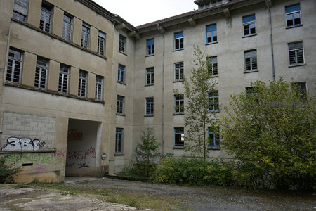 废弃庭院中的涂鸦与老楼群