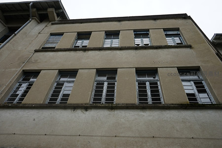 老旧建筑外墙与破窗的仰拍视角