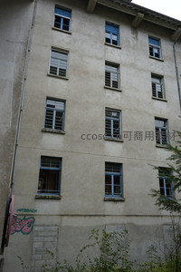 米色外墙与蓝色窗框的垂直构图