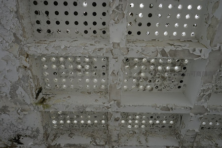 斑驳天花板上的光影与岁月痕迹