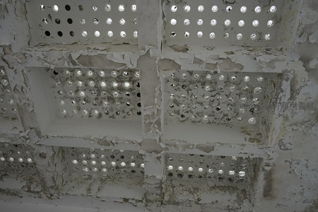 废弃厂房顶棚的破败美学