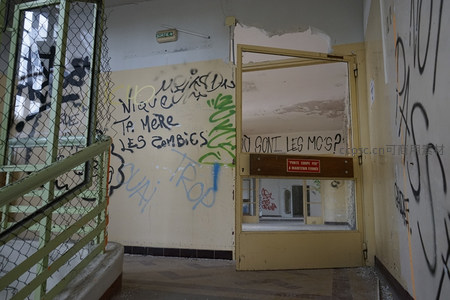 破败室内门廊，墙上涂鸦诉说着过往