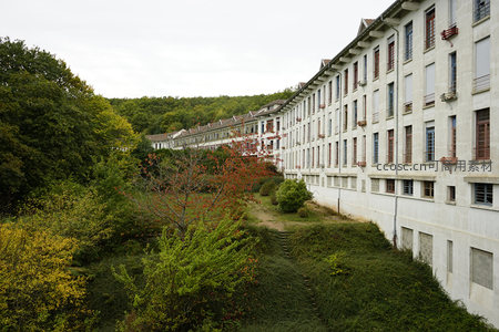 废弃建筑与自然共生的荒凉景象