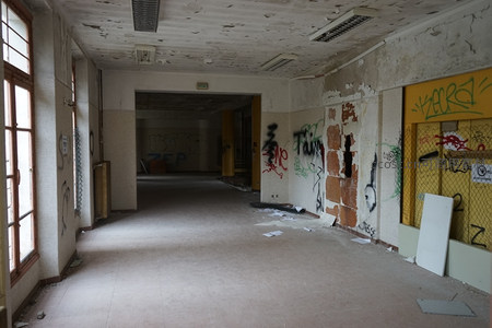 布满涂鸦的废弃室内走廊