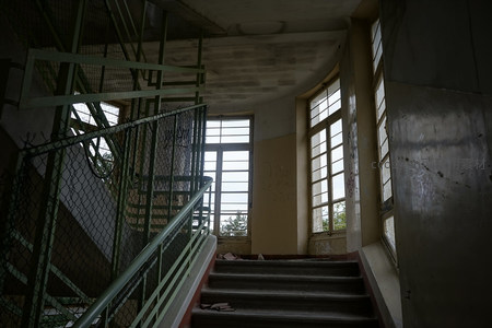 昏暗楼梯间透出窗外微光