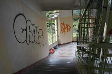 楼梯转角处的涂鸦艺术墙