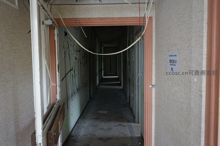 幽深废弃走廊尽头的未知
