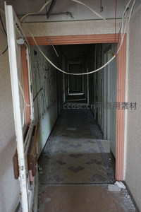 废弃走廊尽头的破败与寂静