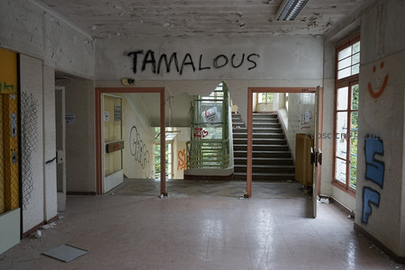 废弃大厅墙上的涂鸦与楼梯