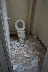 破损马桶与满地碎瓷片