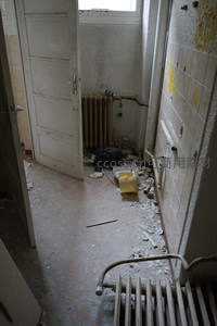 废弃房间角落的暖气片与垃圾