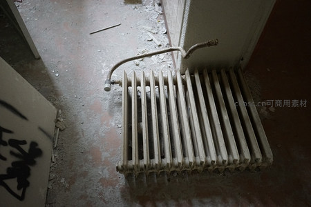 废弃房间角落的老旧暖气片特写