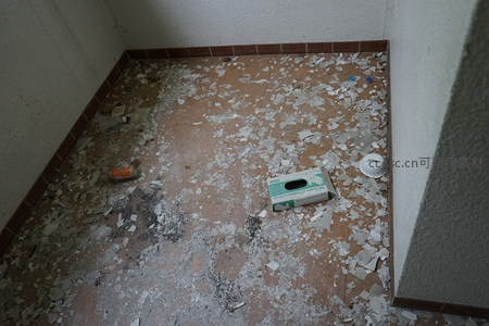 凌乱不堪的废弃房间地面特写