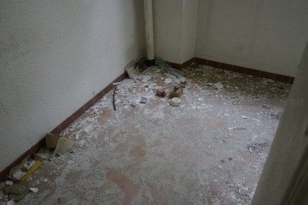 墙角堆满杂物与碎屑的废弃空间