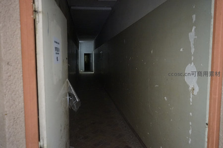 昏暗狭长走廊尽头透出微光
