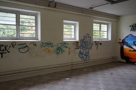 涂鸦覆盖的废弃教室墙壁与窗户