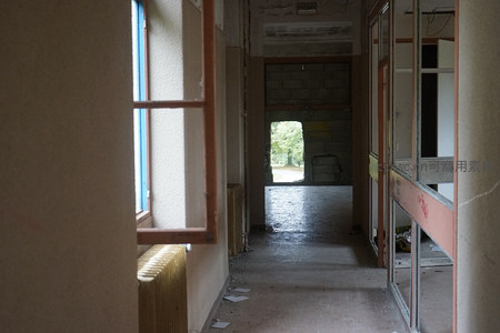 空荡走廊尽头透出自然光