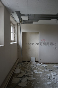 天花板塌陷的废弃室内景象