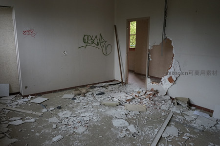 满地狼藉的破败房间一角