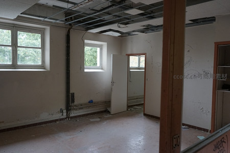 多窗采光的废弃空旷房间
