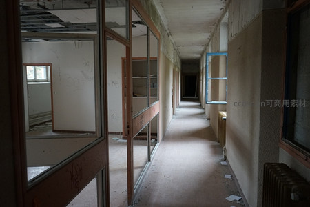 废弃走廊尽头的光与影