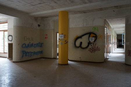 黄色立柱旁的涂鸦墙