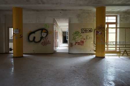 双柱之间的废弃通道