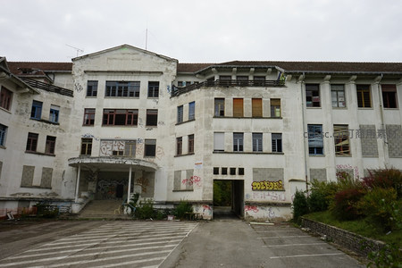 阴天下的废弃白色大楼