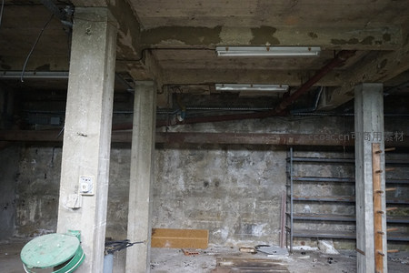 废弃工厂内部混凝土结构与管道特写