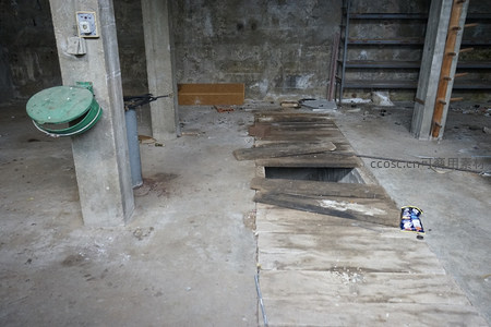 废弃厂房地面上的木板与开口通道