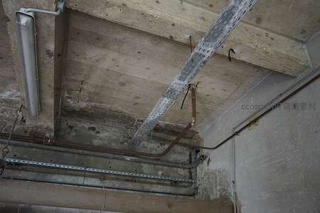 工业风天花板管道与混凝土结构特写