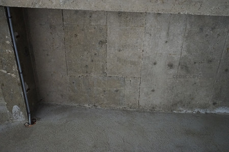 地下室角落混凝土墙与地面接缝