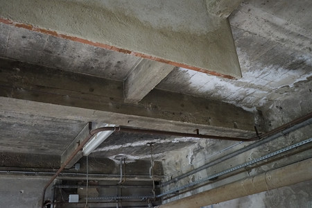 老旧厂房顶棚结构与锈蚀管道