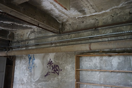 涂鸦墙与工业管道交织的废弃空间