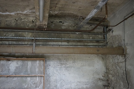 工业管道与混凝土天花板的细节特写