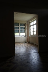 从黑暗走廊窥见的废弃房间光影