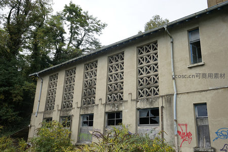 被绿植环绕的老旧工业厂房外墙