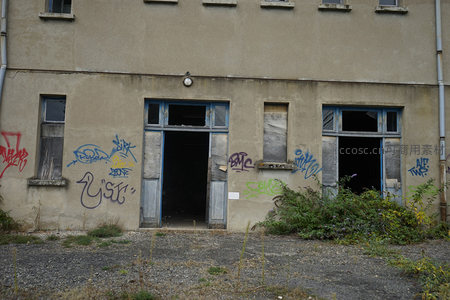 布满涂鸦的废弃建筑正门入口