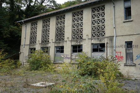 废弃工厂外墙，破窗与涂鸦诉说岁月痕迹