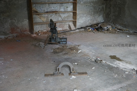 废弃车间内锈迹斑斑的旧机器与散落木屑