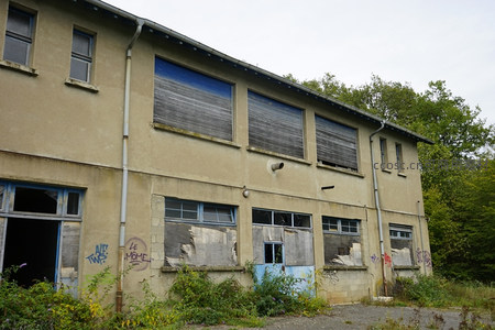 废弃工厂外墙，窗户破损涂鸦斑驳