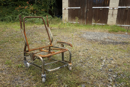 锈迹斑斑的废弃金属推车静置荒地