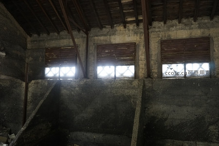 废弃厂房内三扇高窗透入微光