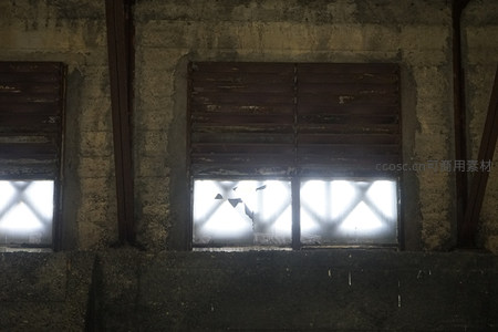 破窗光影穿透废弃厂房墙壁