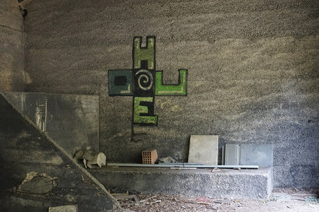 涂鸦十字架装饰废弃建筑墙面